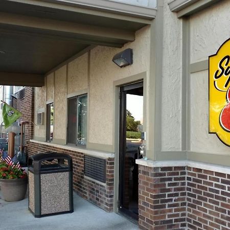 Super 8 By Wyndham Ottawa Starved Rock Hotel Bagian luar foto