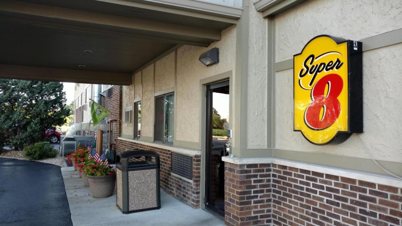 Super 8 By Wyndham Ottawa Starved Rock Hotel Bagian luar foto