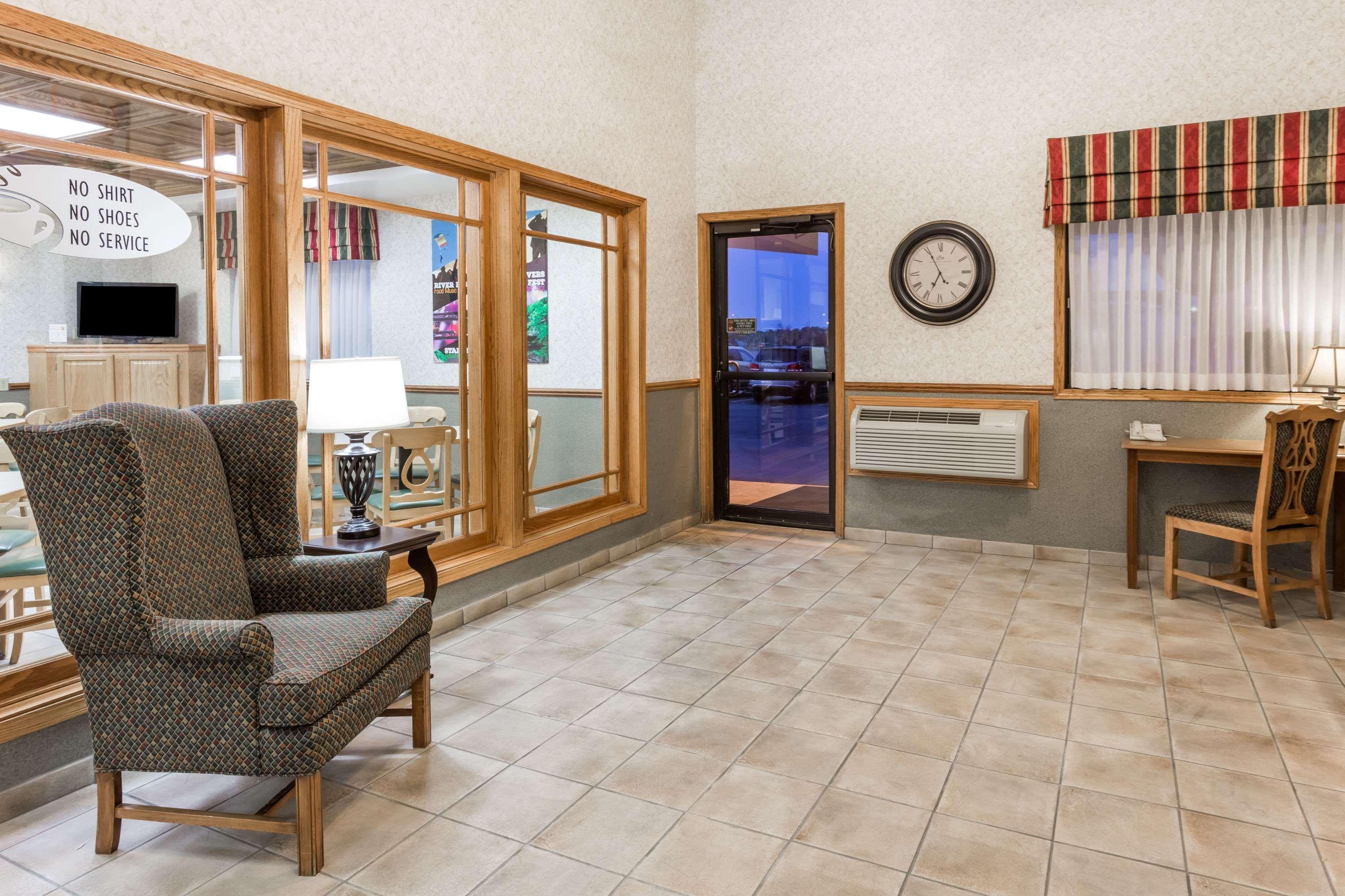 Super 8 By Wyndham Ottawa Starved Rock Hotel Bagian luar foto