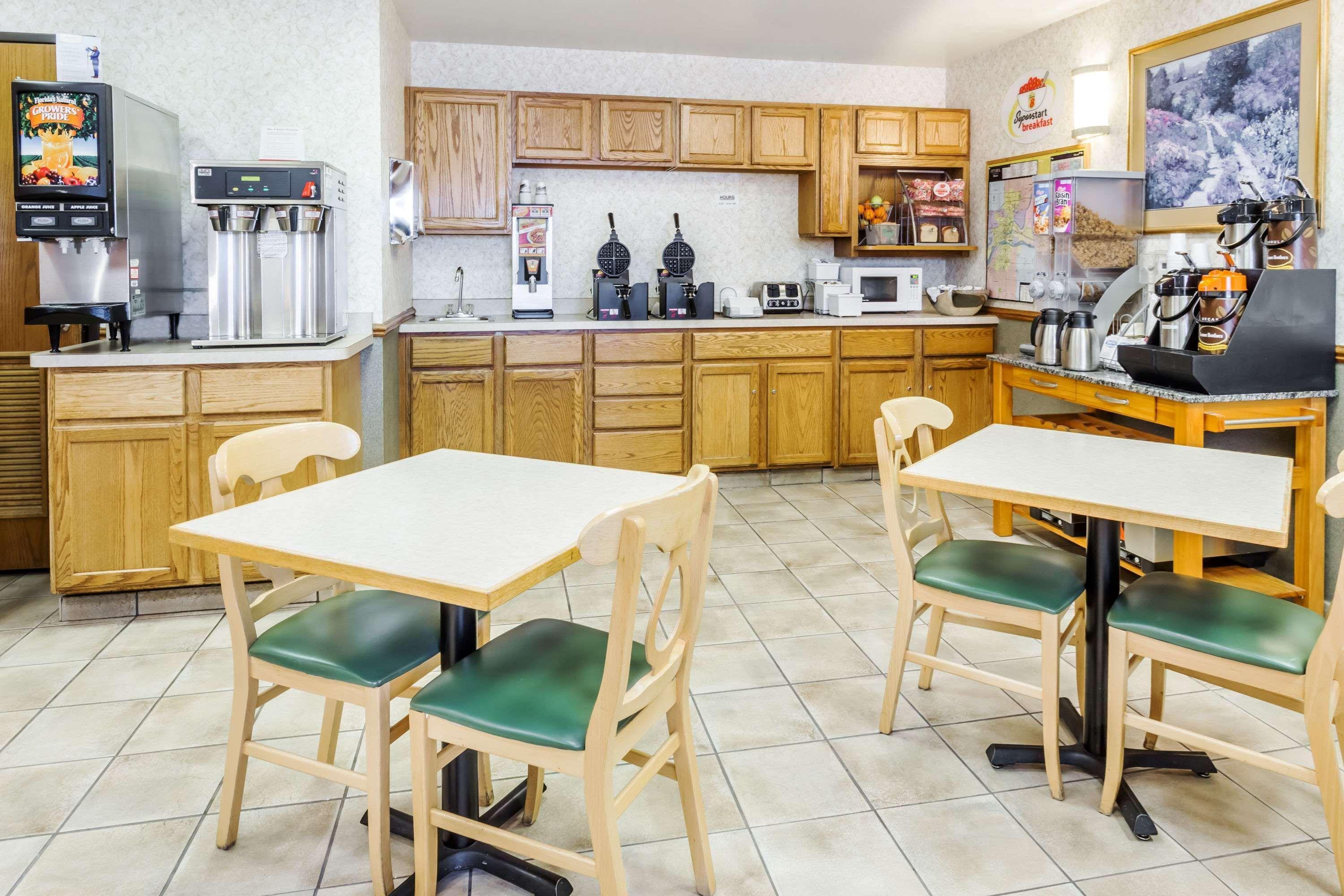 Super 8 By Wyndham Ottawa Starved Rock Hotel Bagian luar foto