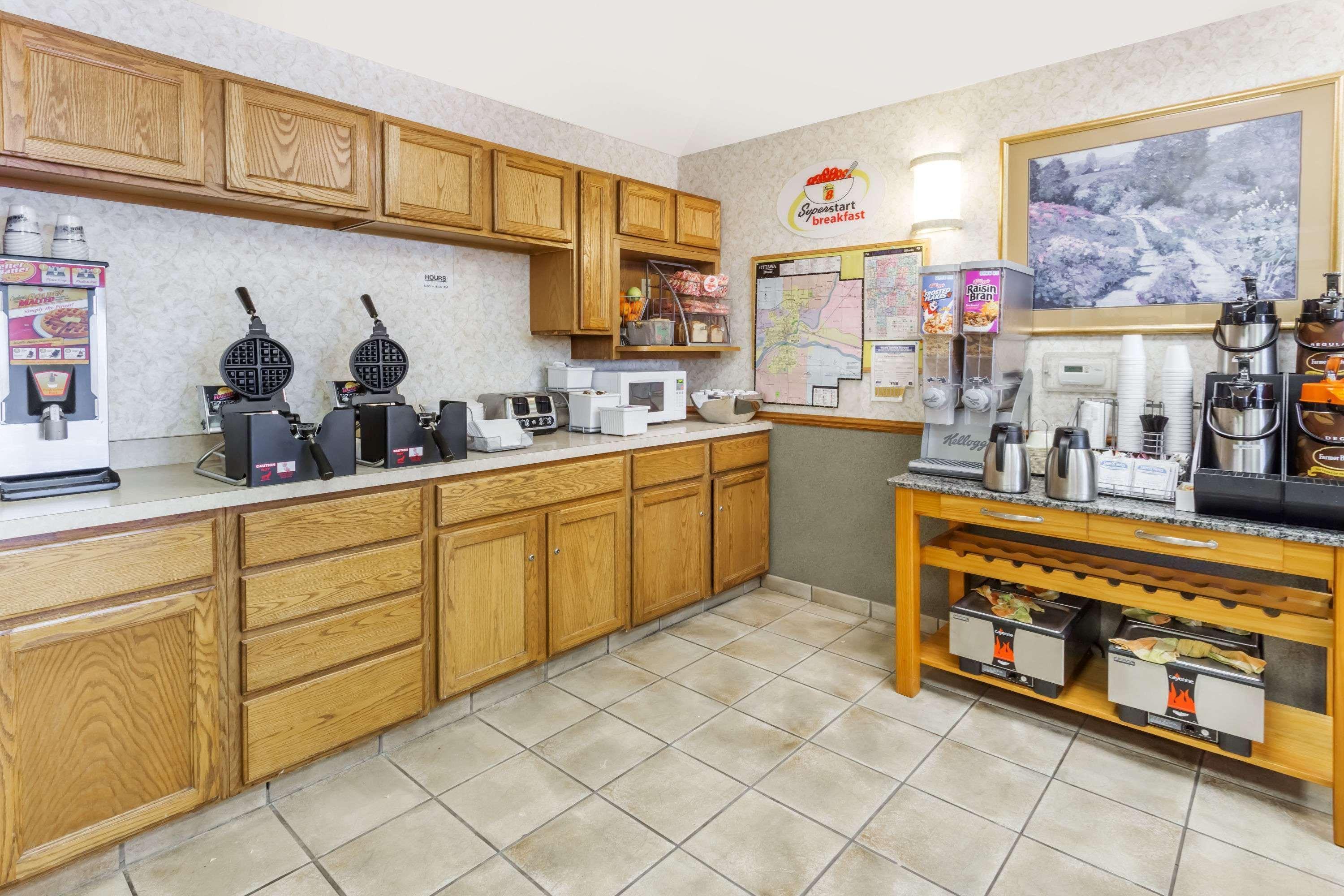 Super 8 By Wyndham Ottawa Starved Rock Hotel Bagian luar foto
