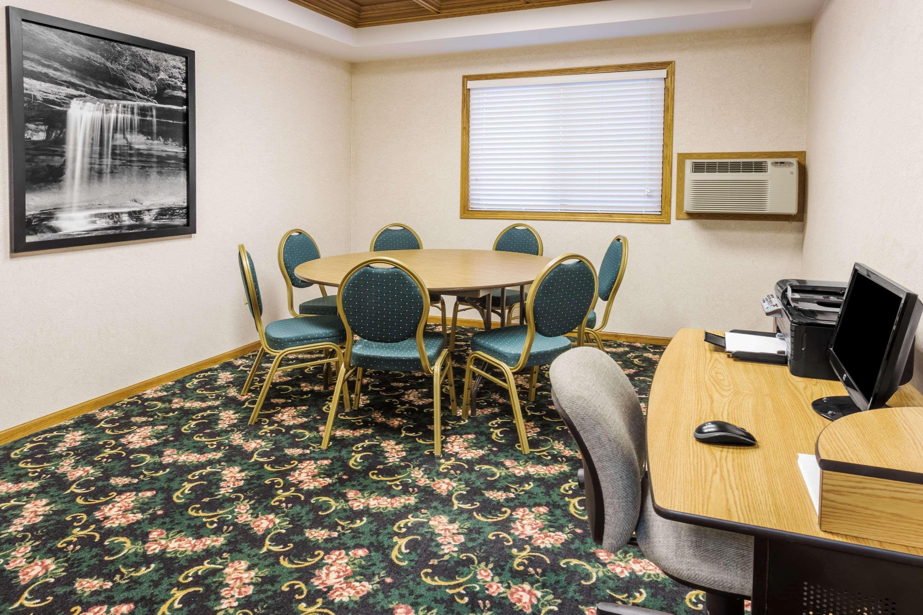 Super 8 By Wyndham Ottawa Starved Rock Hotel Bagian luar foto